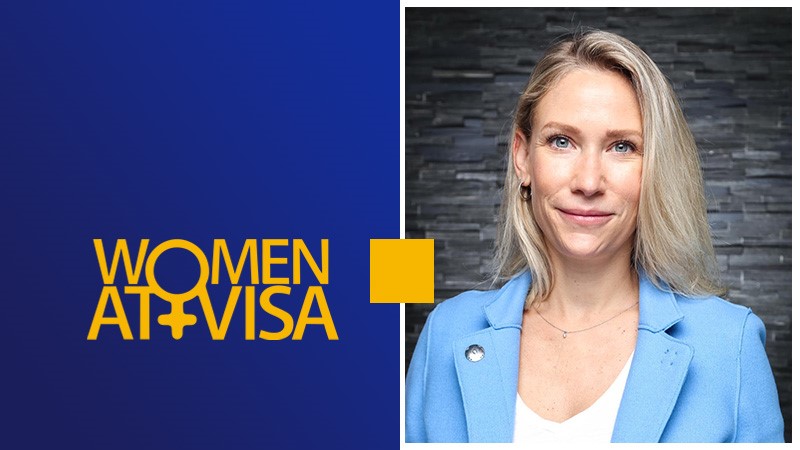 Portrait von Stefanie Ahammer, Country Managerin Österreich bei Visa, neben Schriftzug "Women at Visa"