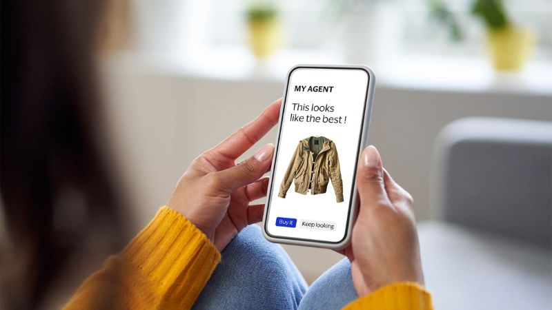 Eine Frau die auf ihrem Smartphone einen Vorschlag für eine Jacke von einem KI Agenten bekommt