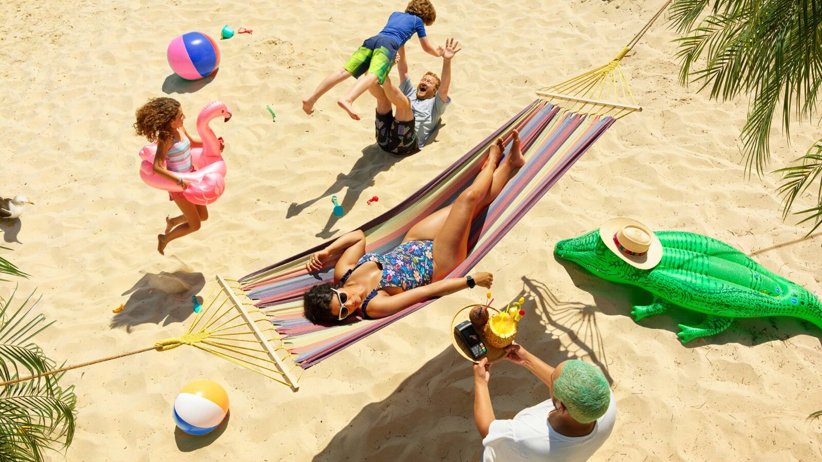  Familie am Strand entspannen