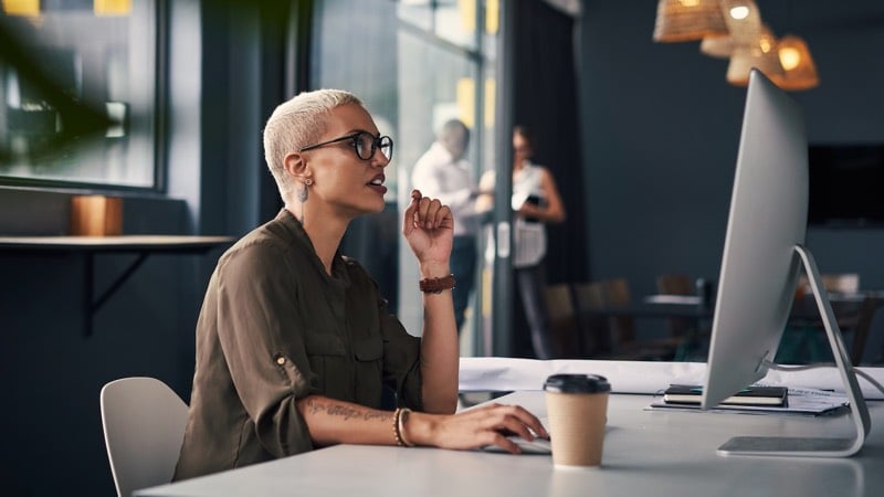 woman using mac